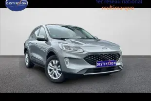 Ford Kuga 1.5 EcoBoost gris Solar métallisé, vue 3/4 avant droit avec calandre noire et jantes alu.