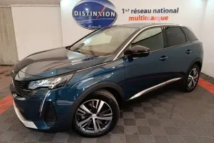 Vue 3/4 avant droit d’un Peugeot 3008 hybride rechargeable bleu 2023 avec jantes alliage et calandre noire.