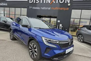 Renault Austral E-Tech hybride bleu Iron vue 3/4 avant avec toit noir et jantes alliage noires.