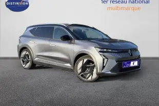 Renault Scénic E-Tech électrique gris schiste, vue 3/4 avant droit avec jantes alu distinctives et toit panoramique.