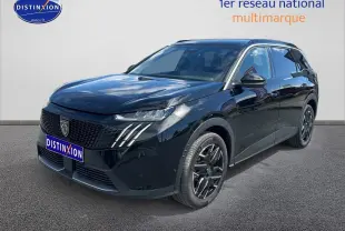 Peugeot 5008 Hybrid 145 allure noir, vue 3/4 avant droit, avec calandre distinctive et jantes alu noires.