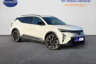 Vue 3/4 avant droite d'un Renault Scénic E-Tech électrique blanc, avec jantes noires et détails noirs contrastants.