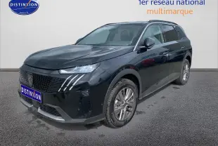 Peugeot 5008 noir en 3/4 avant droit, avec calandre distinctive et jantes alu visibles sur sol gris.