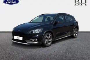 Ford Focus 1.0 Flexifuel noire métallisée vue 3/4 avant droit avec jantes alliage et boucliers ton caisse.