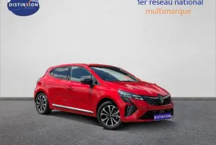 Renault Clio 1.6 E-Tech 145ch rouge flamme vue 3/4 avant droit, avec jantes alliage et calandre distinctive.