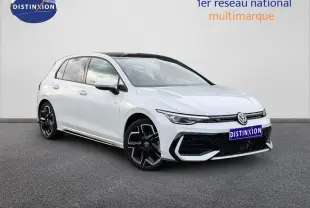 Volkswagen Golf 1.5 eTSI R-Line blanc Oryx nacré vue 3/4 avant avec jantes alu noires et toit panoramique.