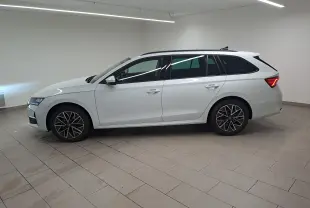 Vue de profil côté gauche d'une Skoda Octavia Combi blanche Moon avec jantes alliage 17'' Slagard Aero noir polies.