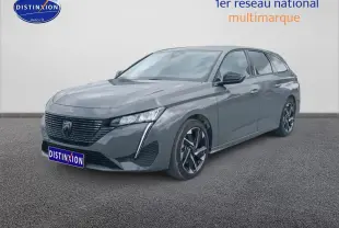 Peugeot 308 SW gris sellenium vue 3/4 avant droit, avec calandre noire et jantes alu distinctives.