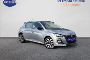 Peugeot 208 gris Artense vue 3/4 avant droit, avec jantes alliage et calandre noire distinctive.