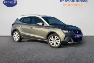 Vue 3/4 avant droite d'un SEAT Arona gris métallisé 2025 avec toit blanc et jantes argentées, version X-PERIENCE SPECIAL.