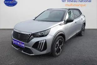 Peugeot 2008 hybride 2025 gris Artense en 3/4 avant droit avec jantes noires et toit noir.