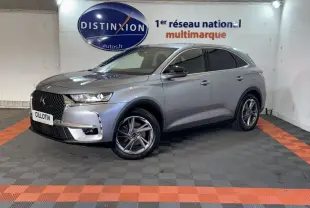DS7 Crossback E-TENSE gris foncé en 3/4 avant droit, avec calandre distinctive et jantes alliage visibles.