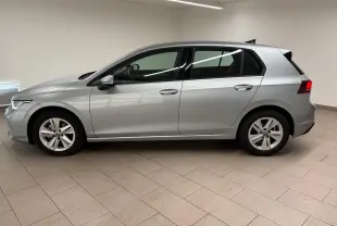 Vue de profil côté gauche d'une Volkswagen Golf 2.0 TDI 116 BVM6 Life Plus 2025 en couleur reflet d'argent.