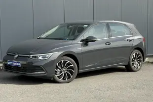 Volkswagen Golf VIII 2.0 TSI gris Urano vue 3/4 avant droit avec jantes alliage 17 pouces et phares LED.