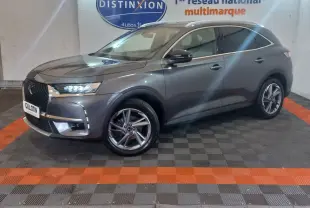 DS7 Crossback gris foncé vu de 3/4 avant droit, avec feux LED allumés et jantes alliage distinctives.