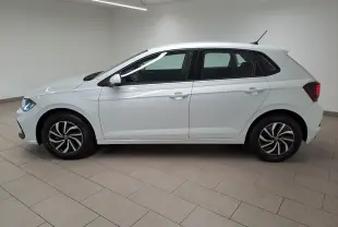 Volkswagen Polo 2024 blanc pur vue de profil côté gauche, avec jantes alliage et feux arrière LED allumés.