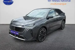 Peugeot 3008 gris titane en 3/4 avant droit, avec calandre noire et jantes alliage distinctives.