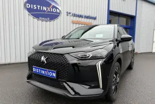 DS3 BlueHDi 130 EAT8 noir Perla Nera en 3/4 avant droit, avec calandre distinctive et feux LED verticaux.