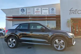 Audi Q2 35 TFSI S line noir vue de profil côté gauche, avec jantes alliage et toit contrasté gris clair.