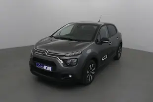 Citroën C3 gris platinium et noir en 3/4 avant droit, avec protections latérales blanches et jantes bi-ton.