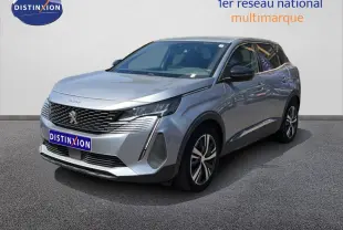 Peugeot 3008 Hybrid gris Artense métal en 3/4 avant droit, avec calandre noire et jantes alliage bicolores.
