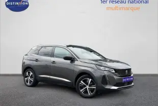 Peugeot 3008 Gris Platinium vue 3/4 avant droit, mettant en valeur ses lignes modernes et ses jantes alliage distinctives.