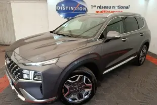 Vue 3/4 avant droit du Hyundai Santa Fe gris foncé 2023 avec jantes alliage et calandre distinctive.