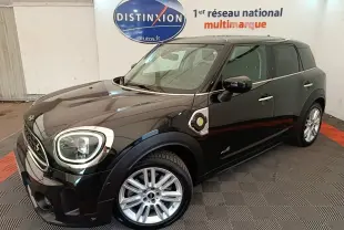MINI Countryman Cooper SE noir vue 3/4 avant droit, avec jantes argentées et badge hybride rechargeable visible.