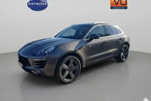 Porsche Macan gris foncé vue 3/4 avant droit, jantes 18 pouces et toit panoramique visibles.