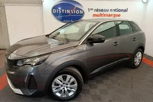Peugeot 3008 gris foncé vue 3/4 avant droit en intérieur, avec jantes alliage et calandre distinctive.