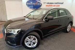 Audi Q3 hybride rechargeable 2023 vue 3/4 avant droit, carrosserie noire brillante avec jantes argentées et phares LED.