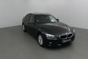 BMW Série 3 316D noire vue en 3/4 avant droit, avec jantes alliage et calandre caractéristique BMW.