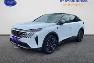 Peugeot 3008 blanc en 3/4 avant droit, avec calandre distinctive et jantes alliage noires.