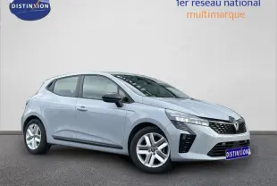 Renault Clio 2025 gris clair vue 3/4 avant droit, avec calandre noire et jantes alliage cinq branches.