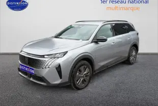 Peugeot 5008 Hybrid 145 gris artense en 3/4 avant droit avec calandre distinctive et jantes alu.