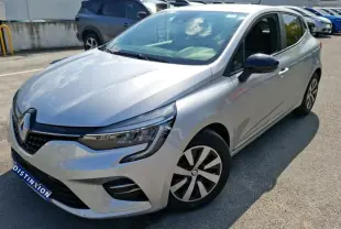 Renault Clio 1.6 E-Tech gris platine vue 3/4 avant droit, avec jantes spécifiques et calandre moderne.