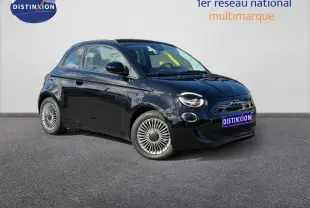 Vue 3/4 avant droite de la FIAT 500 e 118ch 2024 en Onyx Black pastel avec jantes spécifiques et phares ronds LED.