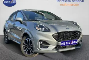 Ford Puma 1.0 EcoBoost 2024 gris Solar métallisé, vue 3/4 avant avec calandre noire et jantes alliage bicolores.