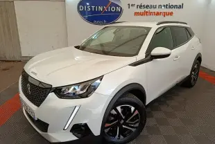 Peugeot 2008 blanc en 3/4 avant droit, avec jantes noires et toit noir dans un showroom intérieur.