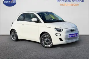Fiat 500 e 118ch MY24 Ice White pastel vue 3/4 avant droit, avec jantes spécifiques et calandre électrique.