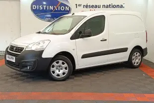 Vue 3/4 avant droit d'un Peugeot Partner blanc 2018 avec pare-chocs noirs et jantes acier en intérieur showroom.