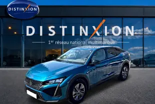 Peugeot 408 Hybrid bleu en 3/4 avant droit, avec calandre distinctive et jantes alliage devant un showroom Distinxion.