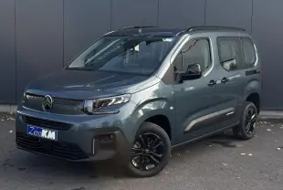 Vue 3/4 avant droite du Citroën Berlingo Multispace bleu métallisé avec barres de toit noires et jantes alliage.