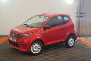 Vue 3/4 avant droite d'une Aixam Ambition 0.5 City Pack rouge avec rétroviseur caméra côté gauche en intérieur.