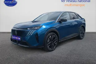 Peugeot 3008 bleu en 3/4 avant droit, avec calandre noire et jantes alliage noires distinctives.