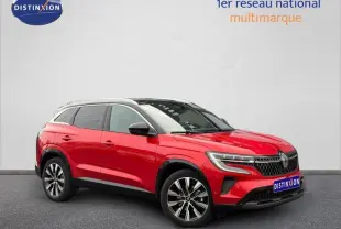 Renault Austral Rouge Flamme en 3/4 avant droit, soulignant ses lignes dynamiques et ses jantes alliage distinctives.