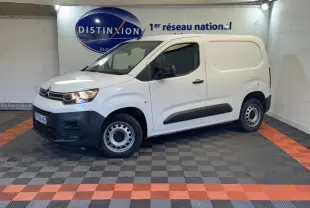Vue 3/4 avant droit d’un utilitaire Citroën Berlingo blanc avec pare-chocs noir et jantes acier simples.