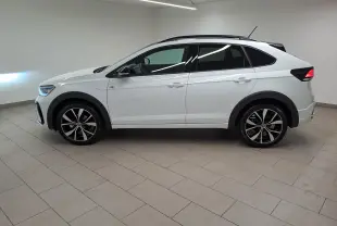 Volkswagen Taigo 1.5 TSI R-Line blanc pur toit noir vue de profil côté gauche avec jantes alliage 18 pouces.