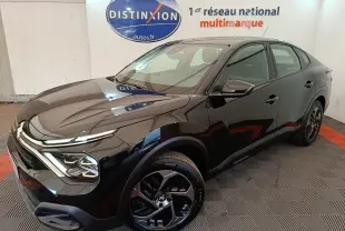 Vue 3/4 avant droite d'une Citroën C4 X noire 2023 avec phares LED et jantes alliage distinctives.