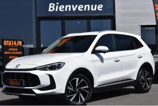 MG ZS 2026 blanc en 3/4 avant droit, SUV hybride avec jantes alliage 18 pouces et calandre noire distinctive.